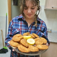 Postas de tofu com Broa de Natal com batatinha a murro e grelos ou couve