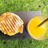 Postas de tofu com Broa de Natal com batatinha a murro e grelos ou couve