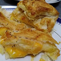 Postas de tofu com Broa de Natal com batatinha a murro e grelos ou couve
